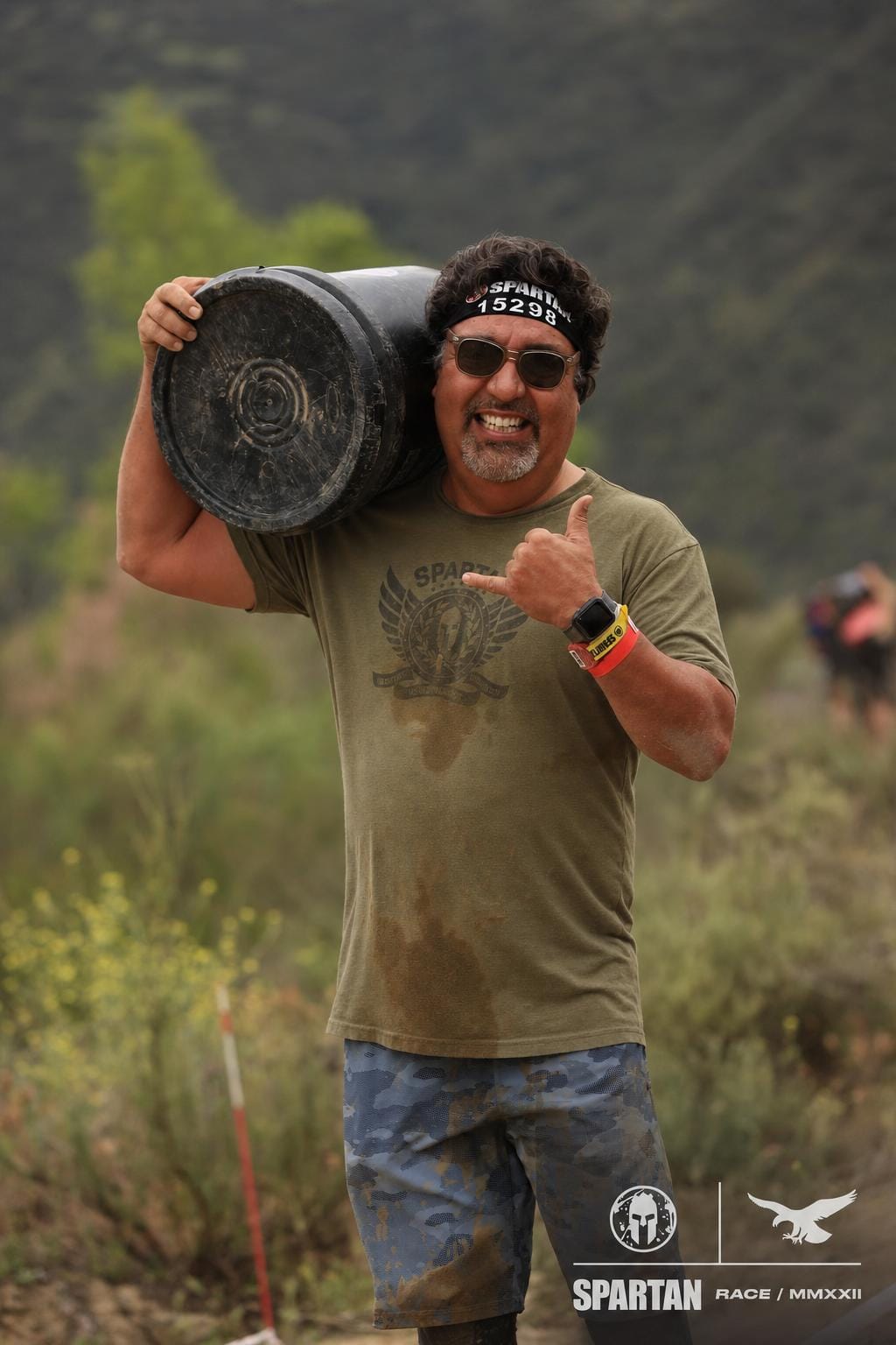 Martin Lopez carrying a barrel during a Spartan race